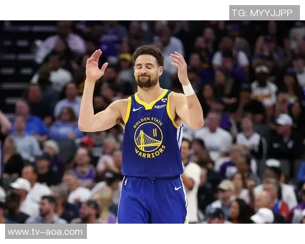 克莱首节短暂出战5分钟表现平平仅得4分助球队开局稳健 克莱首节短暂出战5分钟表现平平仅得4分助球队开局稳健