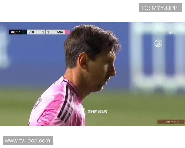 梅西怒斥裁判任意球争议现场频繁摆球与手势互动引发热议